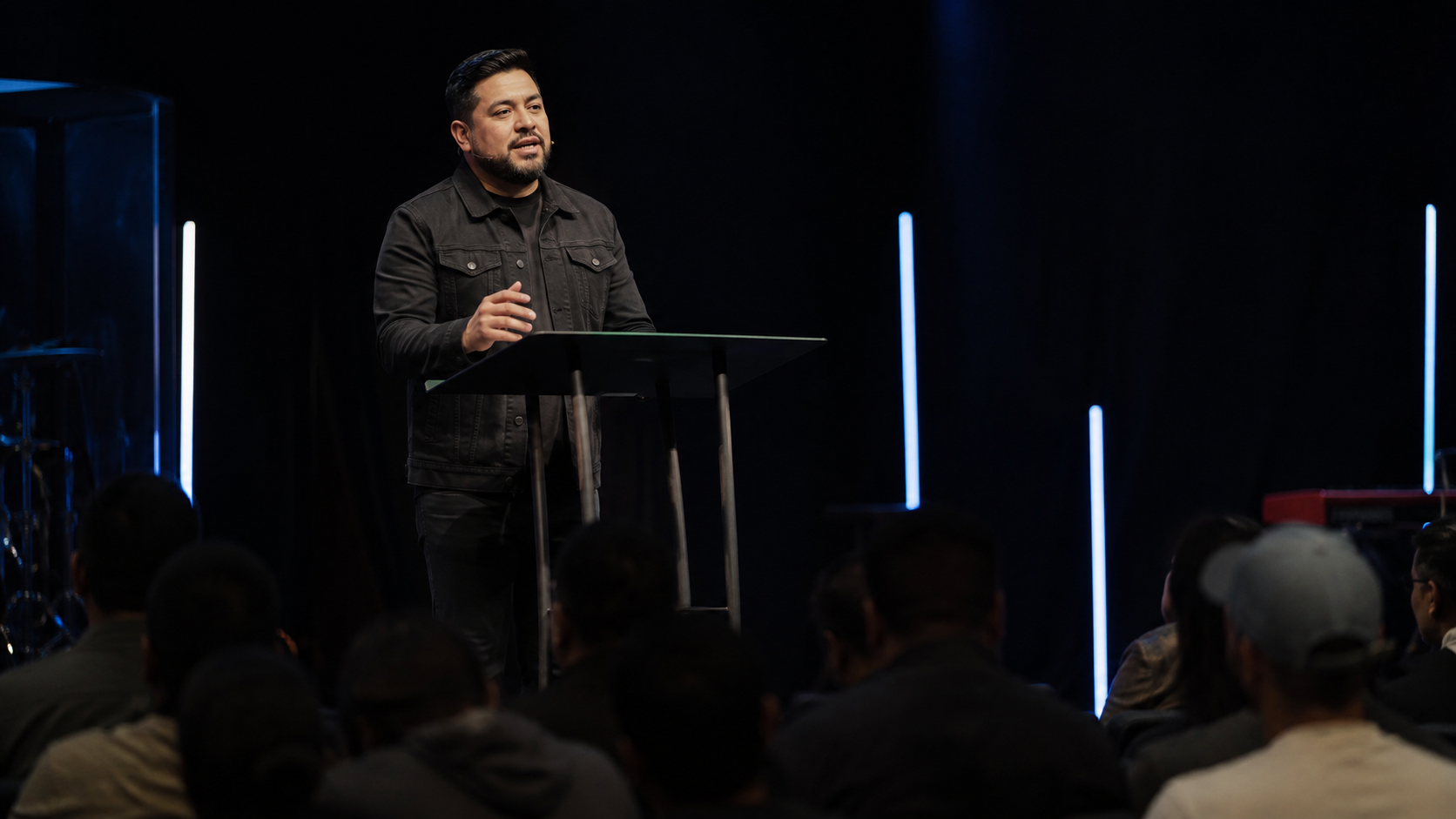 Pastor compartiendo una enseñanza ante la congregación